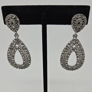 Vintage Glamorous Silver Dangle Earrings with Sparkling Teardrop Design
